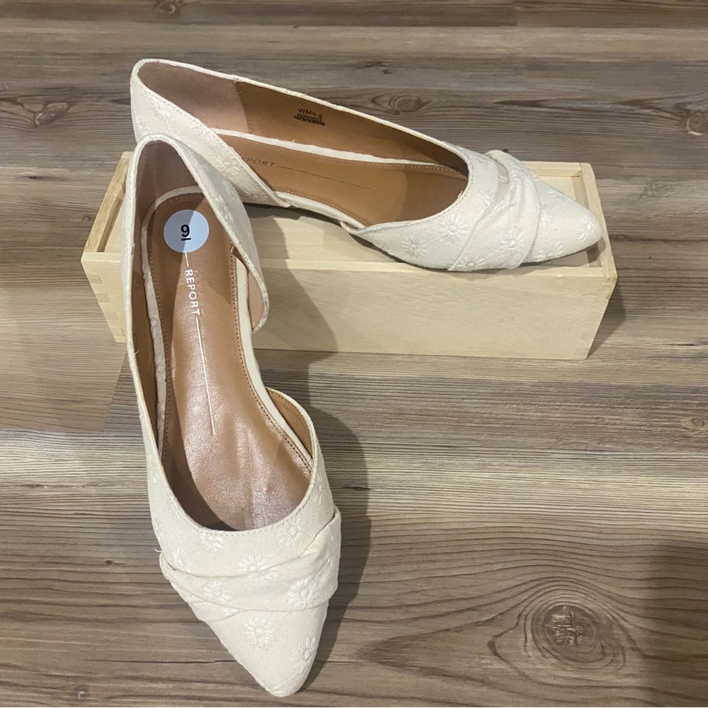REPORT Women's Cream Flats